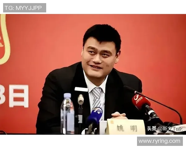 姚明街头采访引发热议球迷热情互动畅谈篮球梦想与未来发展