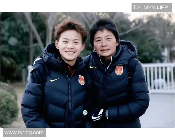 足球明星与母亲共庆辉煌时刻感人瞬间温馨回忆尽显亲情之美