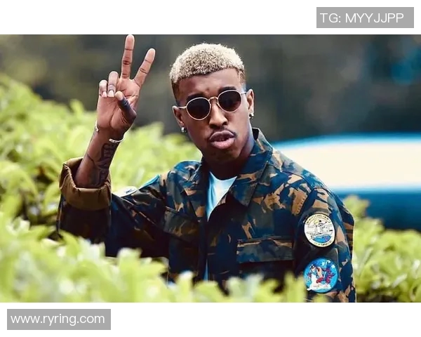 足球明星休闲衬衫时尚搭配解析展现个性魅力与运动风范