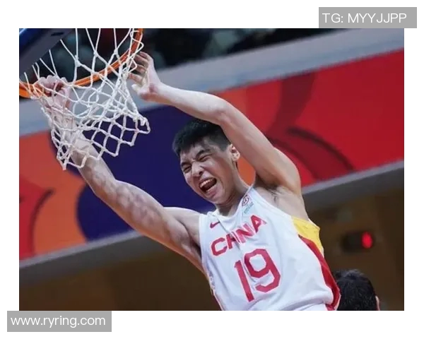 篮球明星高举胜利之旗展现团队精神与拼搏意志的辉煌瞬间